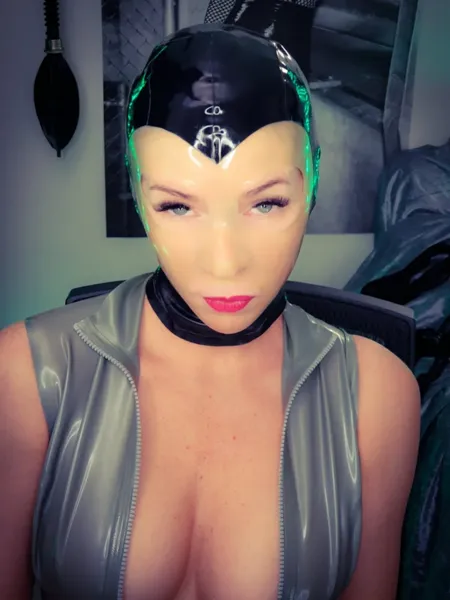 Latexrapture (Scarlett) - Onlyfans